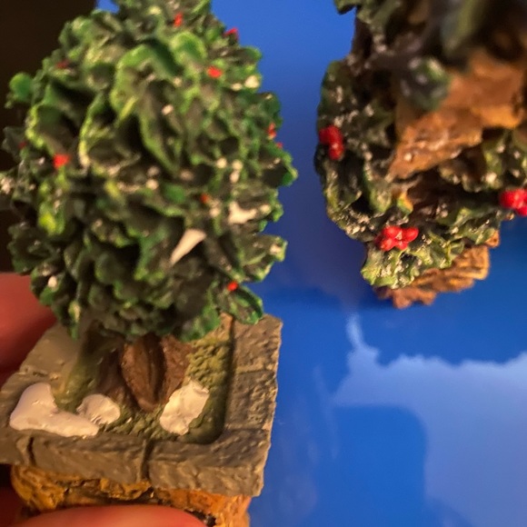 Dept 56 Stone Corner Posts with Holly Tree And Stone Archway - Picture 5 of 11